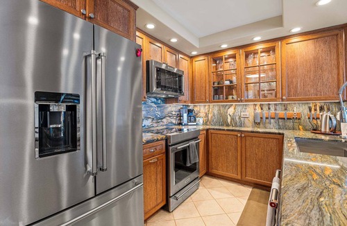 Historic Kailua Village Condo | 🏖️Oceanfront Aliʻi Drive Condo w/A/C | Walk to Town