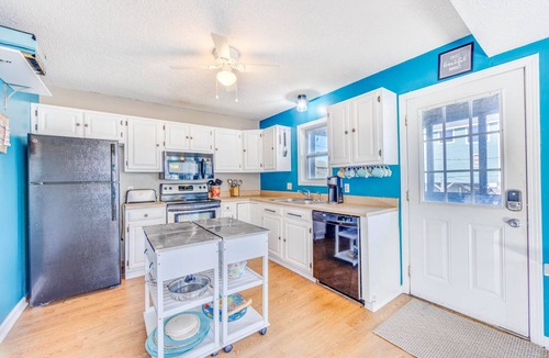 Avon House | Oceanside Dog Friendly Home w/Bocce Ball Court, Smart TVs, Grill, Screen Porch