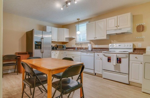 Greenwood House | ONLY 3 miles from Broadway! - Greenwood Gem