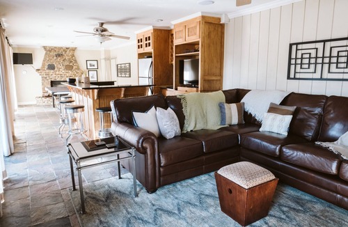 Fayetteville House | Overlooks Stadium! Sleeps 10-12. BBBQ, Graduation, Razorback games!