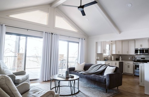 Fayetteville House | Overlooks Stadium! Sleeps 10-12. BBBQ, Graduation, Razorback games!