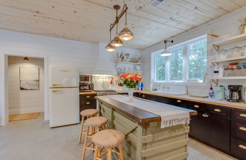 Bon Aqua House | Paddle Creek Retreat! Reservations Include 2 Indoor PICKLEBALL Courts!