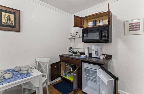 Paola Apartment | Paola Studio Apartment Near Hwy 68 w/Parking