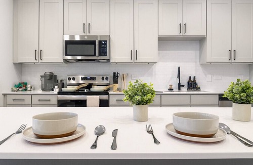 Sherman Apartment | Peaceful 1BR Stay w/Pool & Gym Access In-Unit W/D