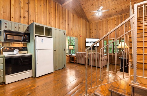 Branson Cabin | Peaceful Cabin Close to Attractions