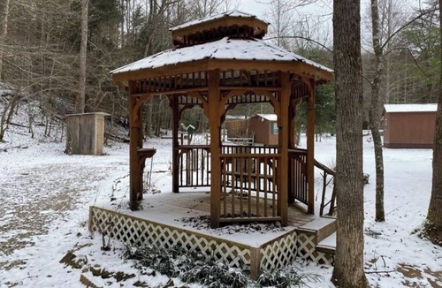 Wilder Cabin | Peaceful cabin in secluded mountain spot beside a picturesque creek