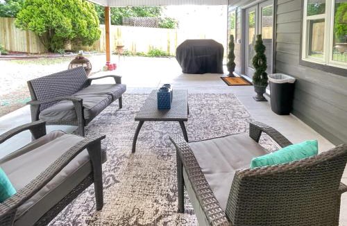 Fayetteville House | Peaceful Getaway - Patio Nature Custom Showers