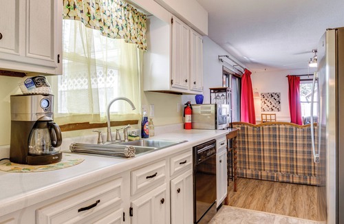 North Terre Haute House | Peaceful 'Lemon Drop Inn' Retreat: 9 MI to ISU