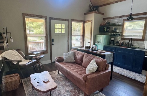 Ashley Oaks House | Peaceful woodland retreat near the water