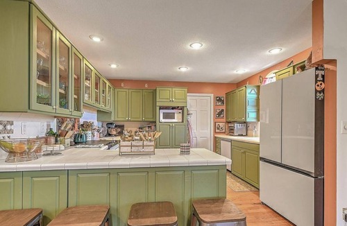 Greeneville House | Perfect 6-bedroom house with pool and hot tub in gorgeous Greeneville
