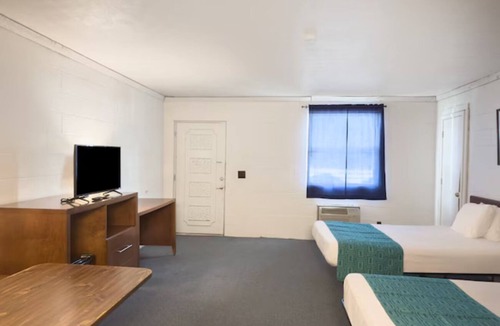 Spencer Hotel | Perfect Family Escape | Stay Near Buck Knob Peak & Scenic Views | 4 Units