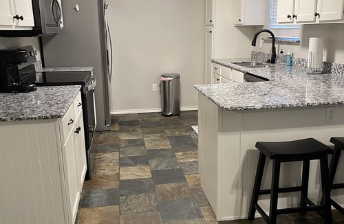 Farmington House | Perfect Getaway for Game Weekend!