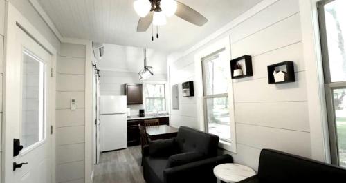 Owensville House | Perfect Glamping Getaway for a Relaxing Vacation with Your Loved One: Pretty Tiny House in Owensville, Missouri