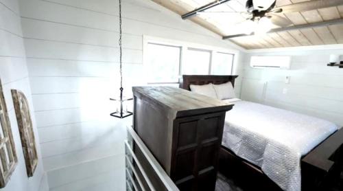 Owensville House | Perfect Glamping Getaway for a Relaxing Vacation with Your Loved One: Pretty Tiny House in Owensville, Missouri