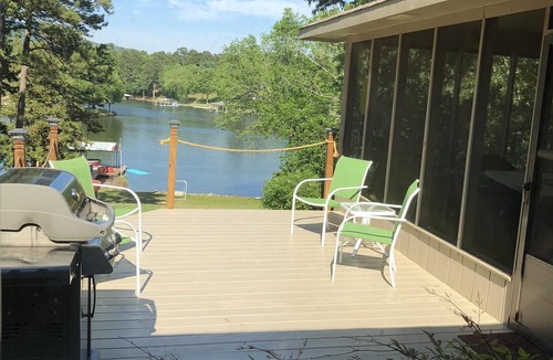Piney House | Perfect lakefront home with large screen room for family fun on Lake Hamilton