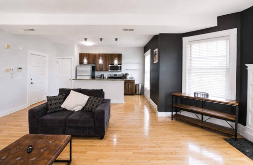 The Gate Apartment | Pet-Friendly 1BR Opposite SSM SLU Hospital with Parking