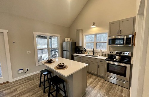 Monteagle Cabin | Pet-Friendly Cabin with Private Deck and BBQ in Tennessee