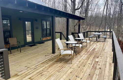 Monteagle Cabin | Pet-Friendly Cabin with Private Deck and BBQ in Tennessee