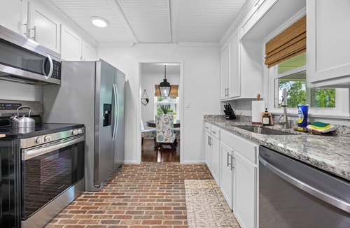 Valdosta House | Pet friendly charming craftsmen w/fenced yard & firepit. Near SGMC & VSU & Eats