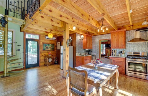 Eureka Springs House | Pet-Friendly Eureka Springs Rental with Private Deck