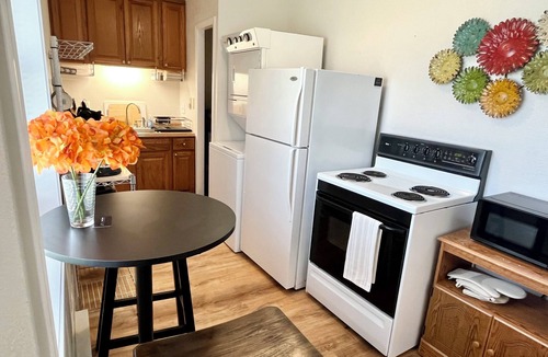 Kirksville Apartment | Pet-friendly Ground-lvl Queen Laundry 30+days