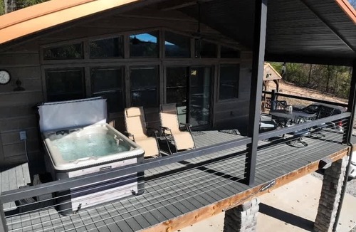 Eureka Springs Cabin | Pet Friendly, Lake Access, Hot Tub, New Cabin