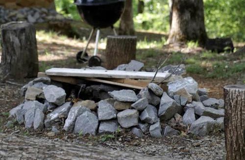 Columbia House | Pet Friendly Log Cabin with Firepit near Green River Lake in Columbia, Kentucky
