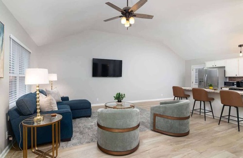 Oxford House | Pet Friendly Rebel Retreat - Walk to stadium
