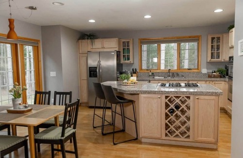 Lake Shore Estates Villa | Pine Forest Villa w/hot tub 5 min from Lake