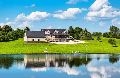Fortuna House | Pond Access & Fishing: 'Cedar Lodge' in Versailles