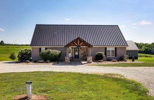 Fortuna House | Pond Access & Fishing: 'Cedar Lodge' in Versailles