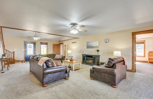 Fortuna House | Pond Access & Fishing: 'Cedar Lodge' in Versailles