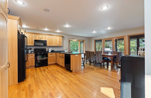 Crosslake Cabin | Pontoon| Game Room| Hot Tub| Built in Theatre