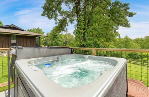 New Market House | Pool + Multiple Hot Tubs 4 Homes | 30 Min to Knoxville | Amber Escape