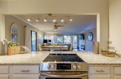 Lake Hamilton Condo | POOLSIDE Condo Perfect for a Family Getaway