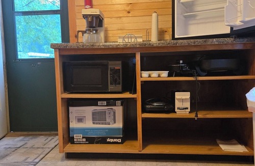 Cornell Cabin | Popeye and Grammy’s Lookout Point: Cozy Lakeside Cabin for Two