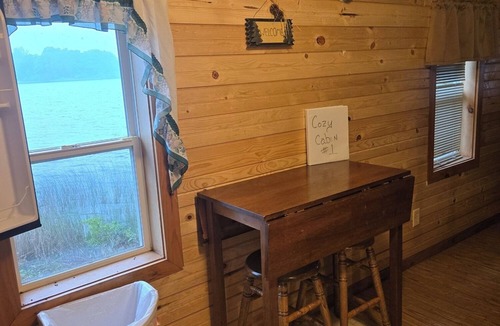Cornell Cabin | Popeye and Grammy’s Lookout Point: Cozy Lakeside Cabin for Two
