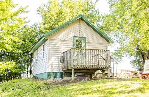 Cornell Cabin | Popeye and Grammy’s Lookout Point: Cozy Lakeside Cabin for Two