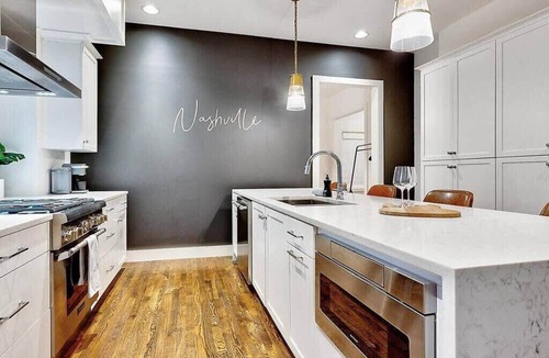 Hillsboro West End Condo | Premium Property 13 Beds Karaoke Pool Table
