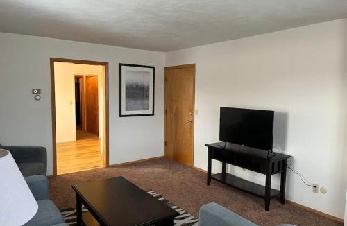 Springfield Apartment | Prime Location Amazing Unit Close to Downtown - 2 queen beds