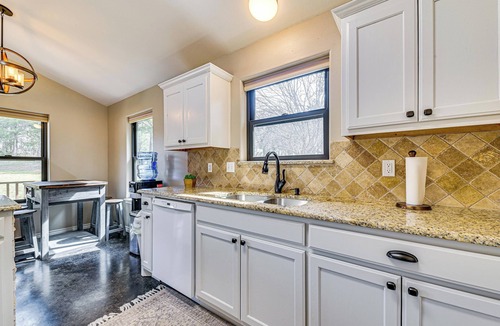 Gordonville Cottage | Private 60-acre Retreat Near Lake Murray & Texoma