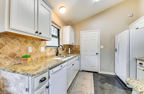 Gordonville Cottage | Private 60-acre Retreat Near Lake Murray & Texoma