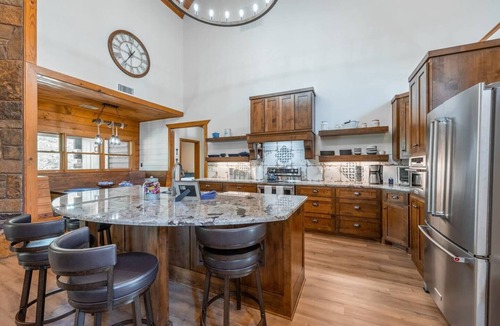 Pearcy Cabin | Private Hot Springs Cabin on Pond w/Game Room!