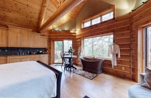Ferndale Cabin | Private Luxury Log Cabin Getaway w/hot tub 20 minutes west of Little Rock