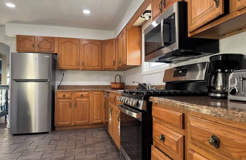 Quincy House | Private Pool Sleeps 14 Spacious 4BR Home for Families & Groups