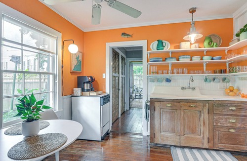 San Jacinto Cottage | Private Spa & Seawall: Dog-friendly Galveston Gem