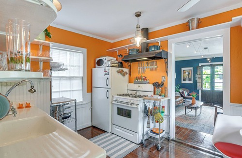 San Jacinto Cottage | Private Spa & Seawall: Dog-friendly Galveston Gem