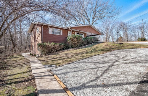 Bella Vista Apartment | Private Suite, Sleep and Bike- Seconds 2 trail! Private Basement Apartment.