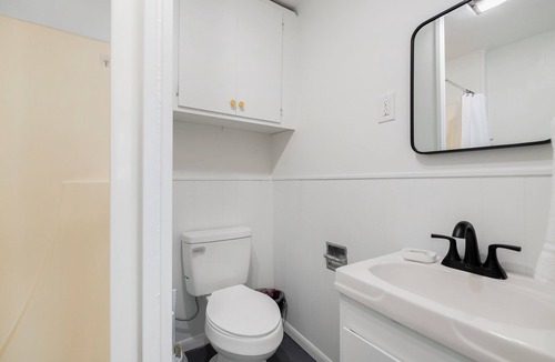 Bella Vista Apartment | Private Suite, Sleep and Bike- Seconds 2 trail! Private Basement Apartment.