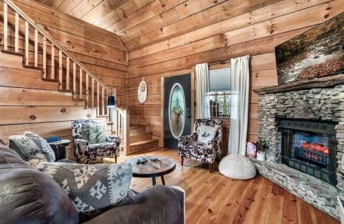 Townsend House | Private Wooded Cabin w Hot Tub, Fire Pit & Arcade